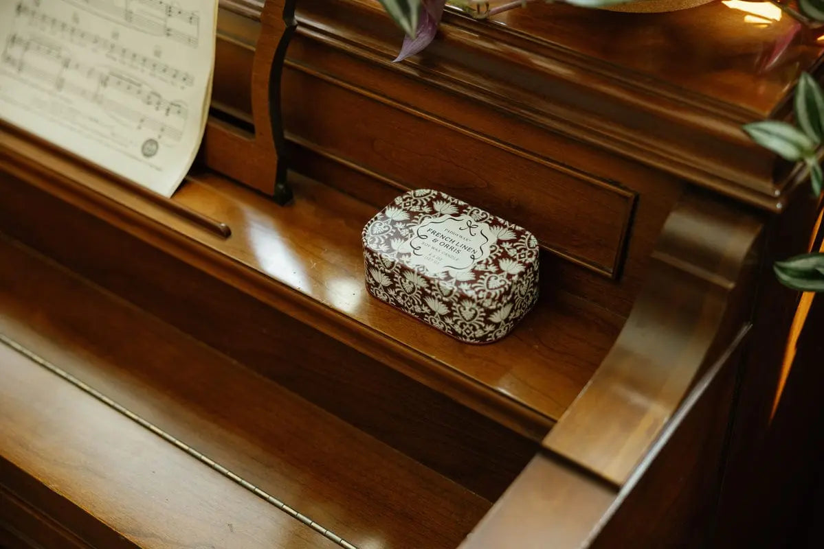 French Linen & Orris Tin Kaars