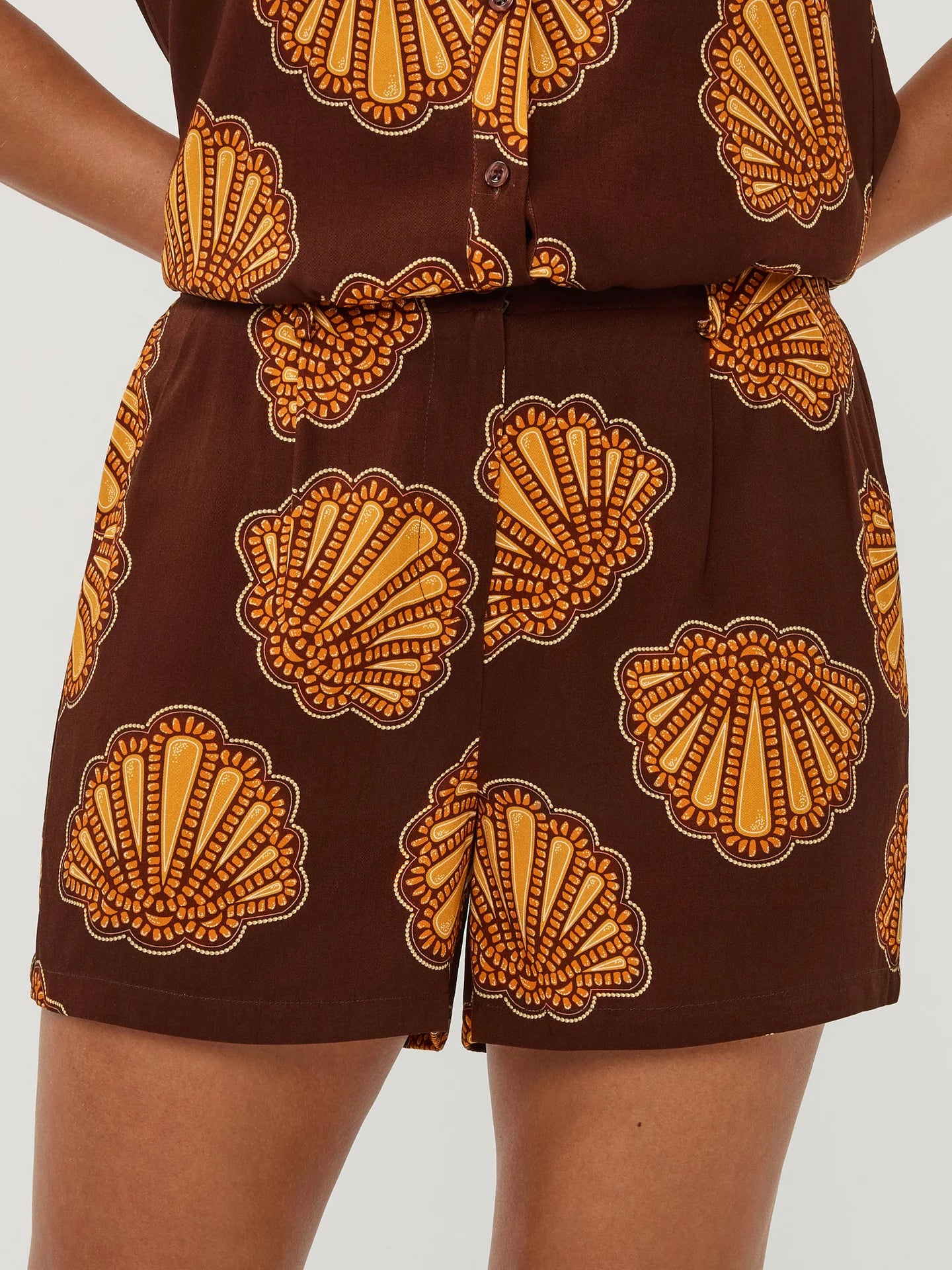YDENCE Short Nadia Brown Shells